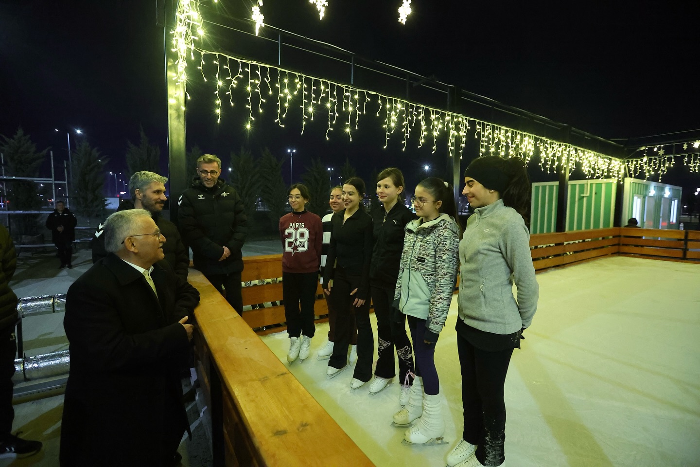 Büyükşehir ile Açık Hava Buz Pisti Heyecanı Başlıyor: Açılışa Özel Bayram Sonuna Kadar Ücretsiz