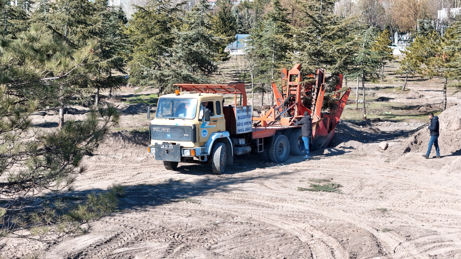Büyükşehir’den Doğaya Duyarlı Çalışma: Kartal Kavşağı Projesi Öncesi Ağaçlar Taşınıyor