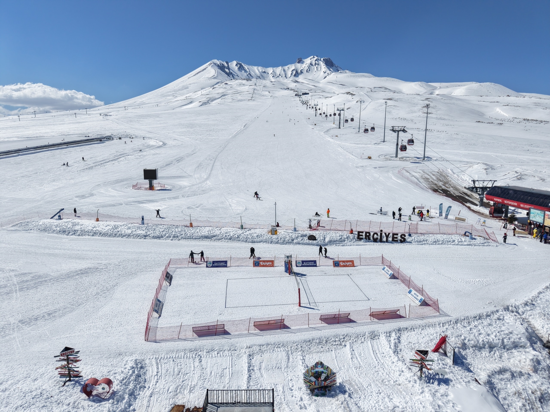 Erciyes’te Kar Voleybolu Heyecanı Başlıyor: Kar Voleybolu Sahası Ücretsiz Hizmette