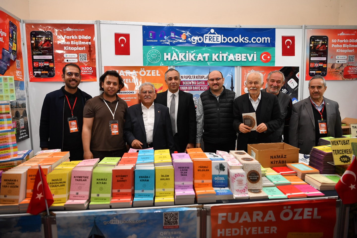 Yoğun Katılımla Devam Eden Kitap Fuarı’nda Başkan Büyükkılıç’a Sevgi Seli