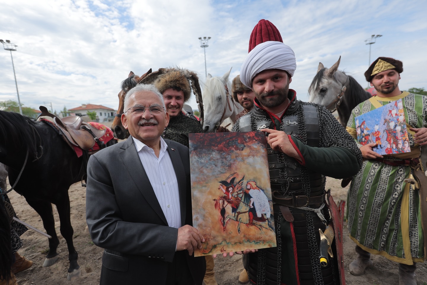 Başkan Büyükkılıç, “Erciyes’in Gölgesinde Geleneksel Atlı Spor Gösterisi”ni İzledi