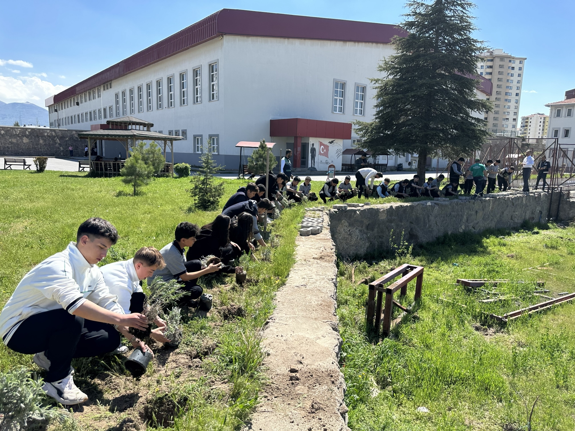Büyükşehir’den Öğrencilere Yeşil Dokunuş: Okul Bahçesi Lavanta ve Güllerle Donatıldı