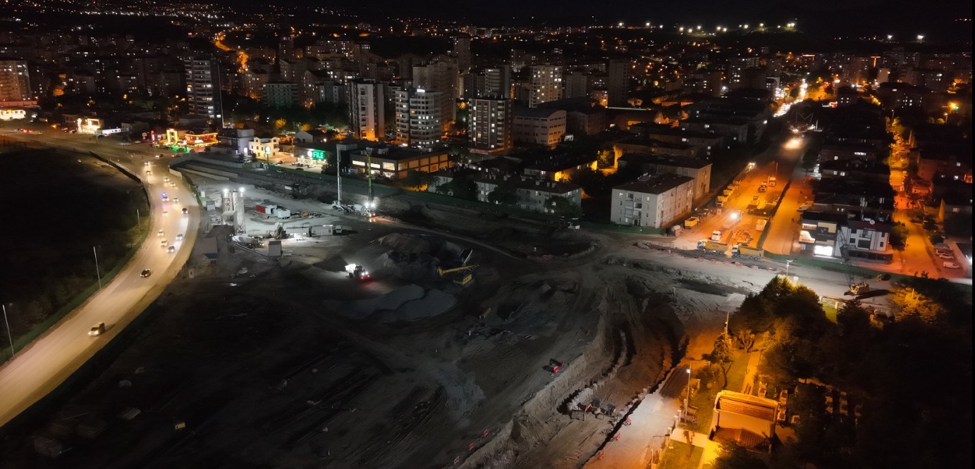 Başkan Büyükkılıç’ın Vizyon Projesinde Gece Mesaisi: Kartal Katlı Kavşağı’nda Çalışmalar Aralıksız Sürüyor