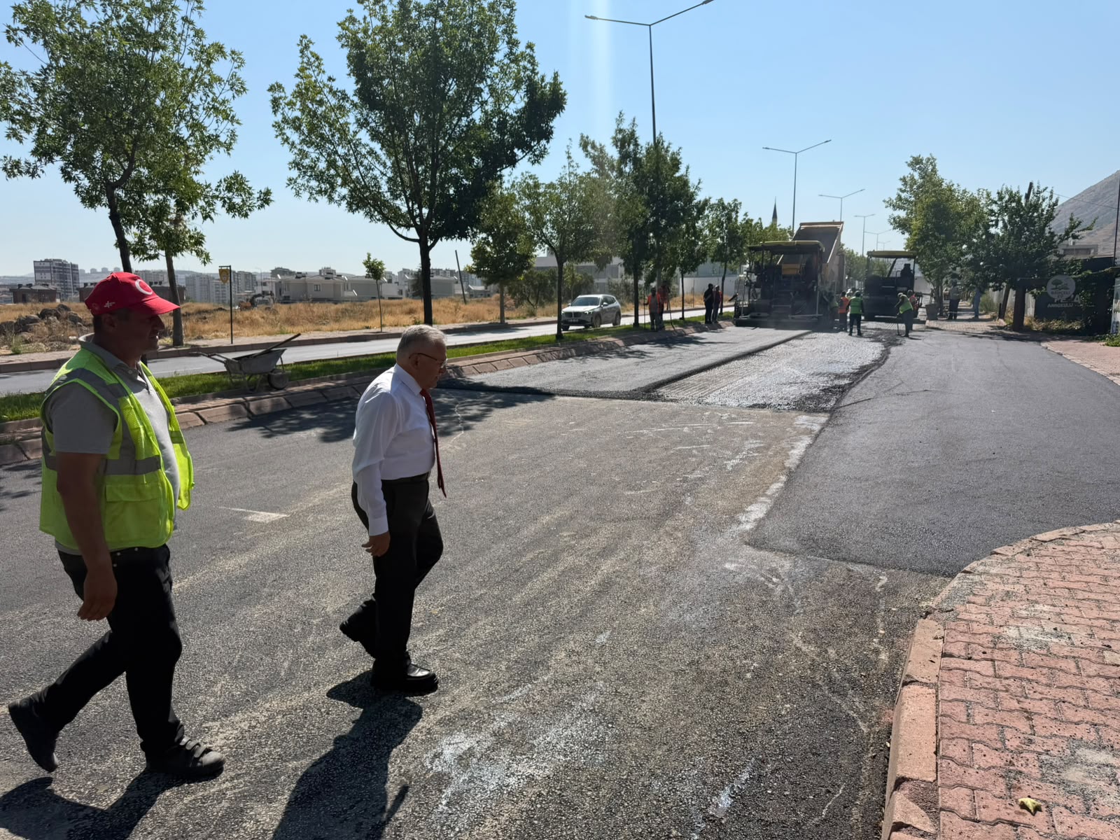Başkan Büyükkılıç’tan Şehit Komandolar Caddesi'ndeki Asfalt Çalışmasında Pazar Mesaisi