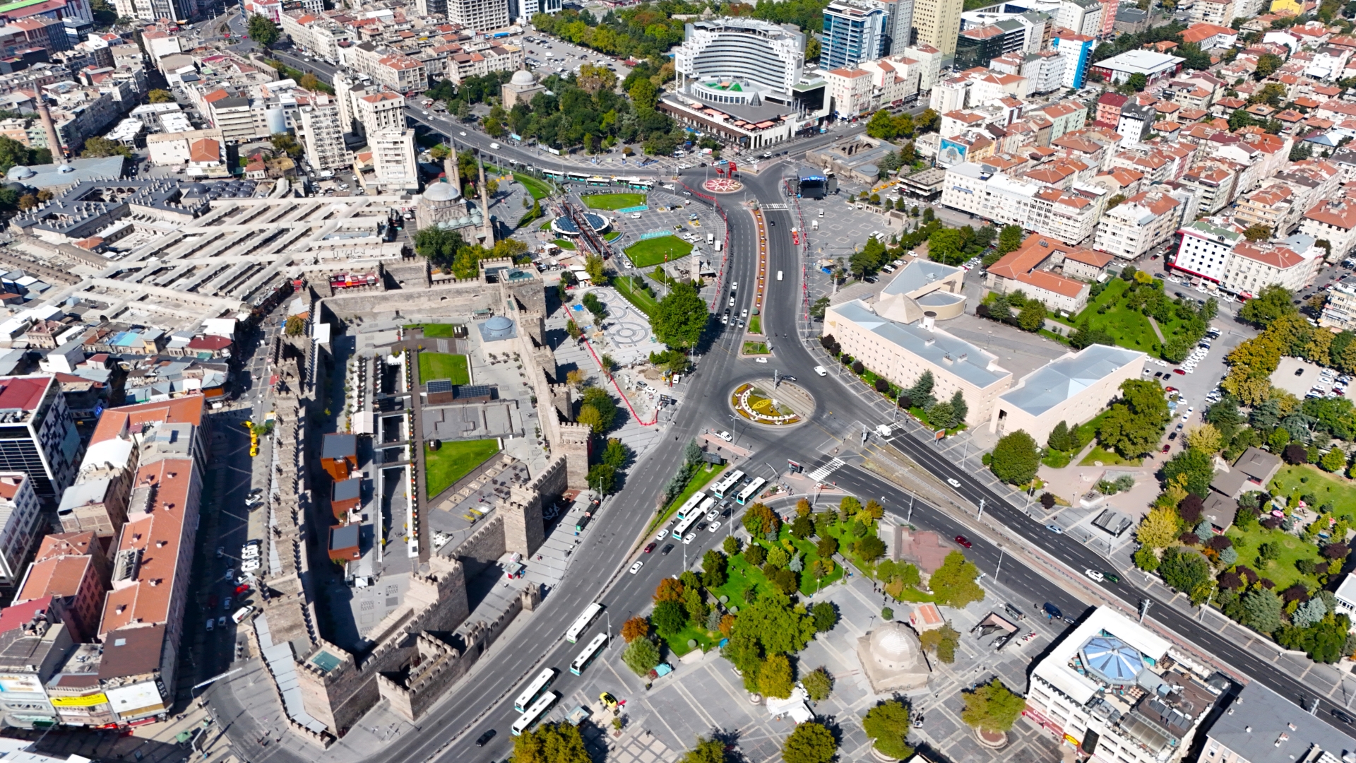 Kayseri Büyükşehir’den Kent Genelinde Kapsamlı Çim Biçme ve Çevre Düzenleme Seferberliği