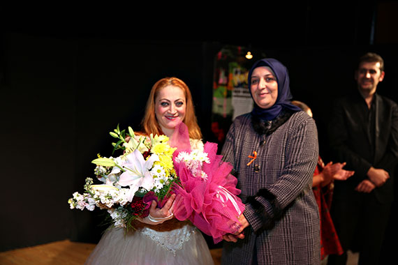 Huzur Çınarı, Şiddete 