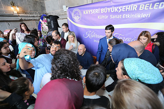 İmza Gününe Büyük İlgi