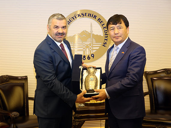 Kırgız Büyükelçi'den Kalpak ve Kaftan